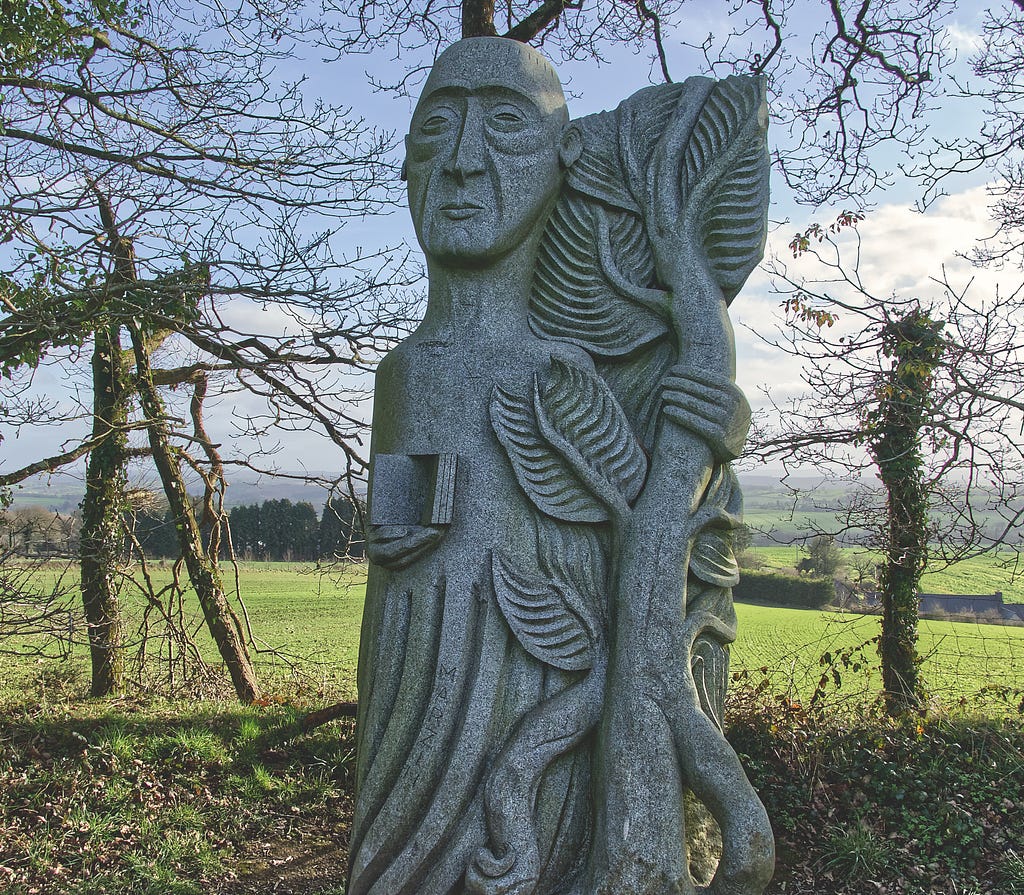 Sculpture de « Marzin » réalisée par l’artiste Olivier Lévêque. Saint Martin de Vertou est né vers 527 à Nantes et est mort vers 6013 à Vertou. C’est un moine et un saint chrétien, actif dans la région nantaise. Il est nommé archidiacre de l’Église de Nantes par l’évêque saint Félix et chargé de travailler à la conversion des habitants des environs de la ville. Il se retire dans une zone inhabitée de la rive droite de la Sèvre nantaise.