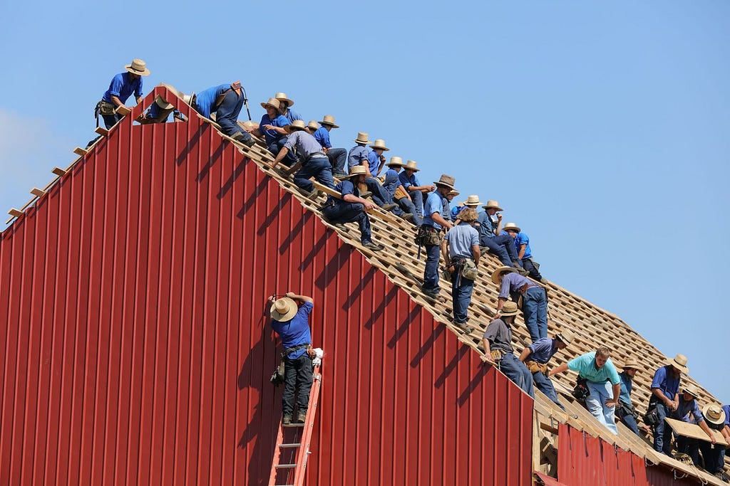 Arbeitsschutz bei Hitze: Dachdecker auf dem Dach