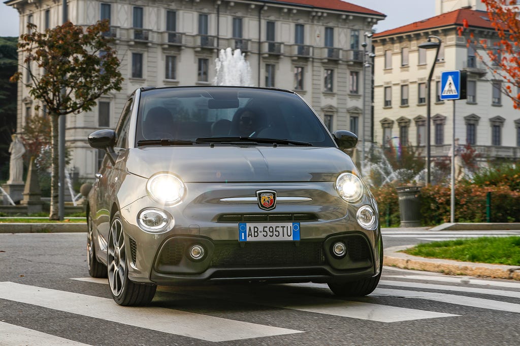 Fiat 500 Abarth 595 Turismo andando pela cidade.