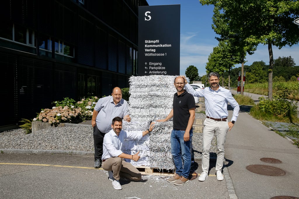 Stämpfli und Partner vor Papierresten