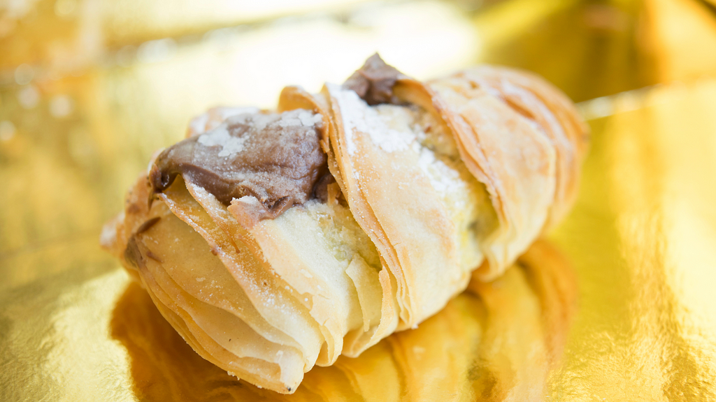 Top 10 Food Destination Picks For Foodventurous Travelers, Expats, And Digital Nomads Naples, Italy sfogliatella