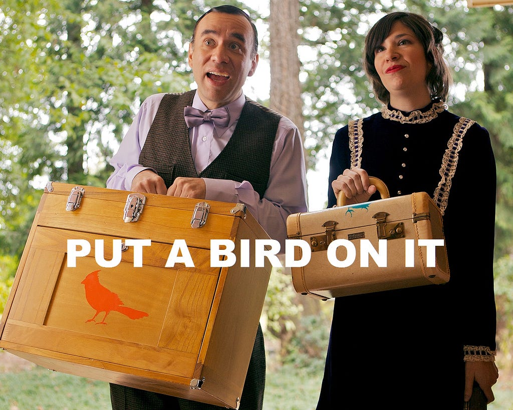 Dos vendedores del sketch cómico Portlandia dicen: "Ponle un pájaro."