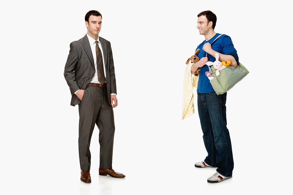 Doi frați gemeni, unul la costum, celălalt în blugi și tricou, cu o tașcă plină cu jucării