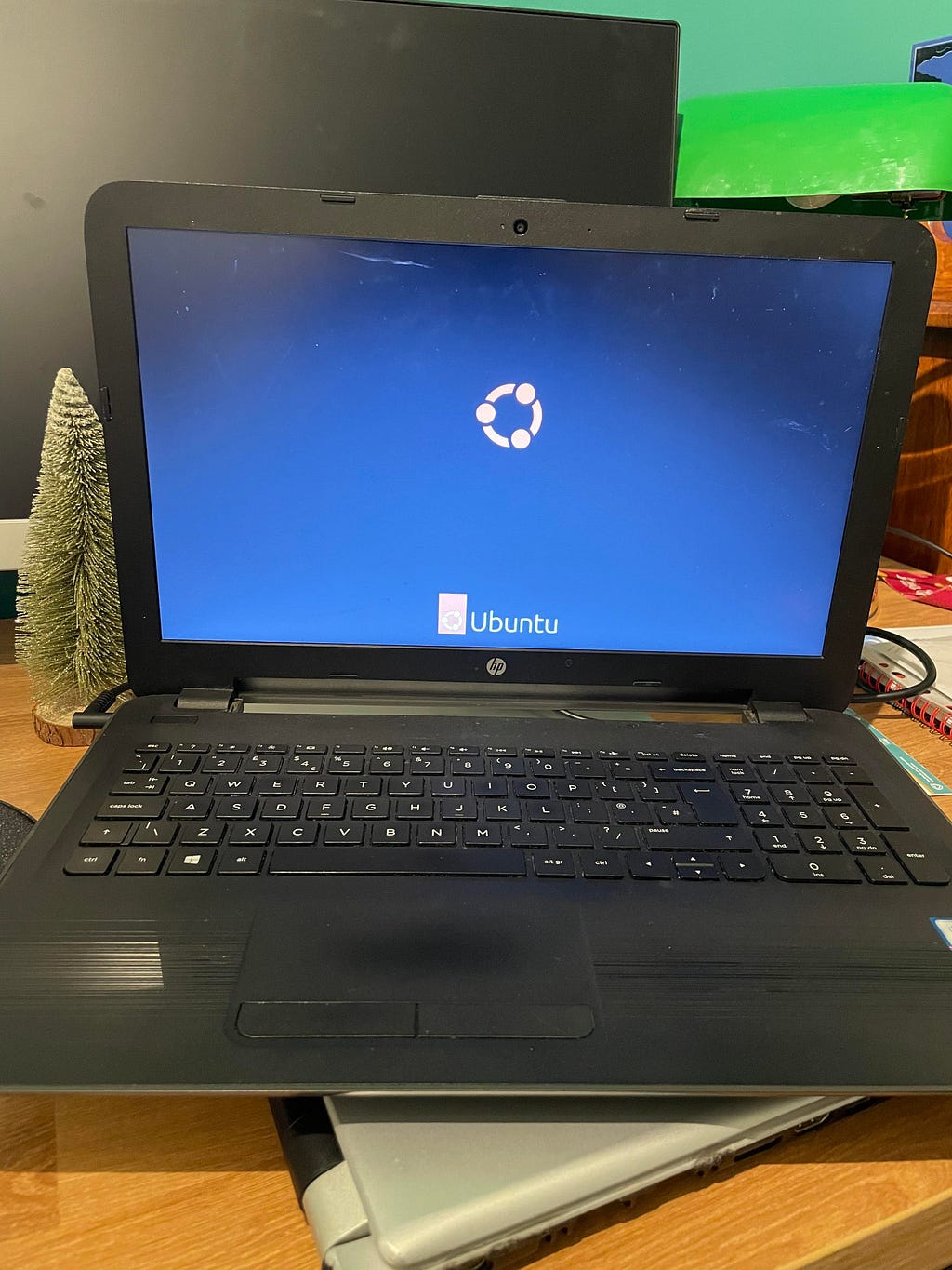 A black HP laptop booting in Ubuntu