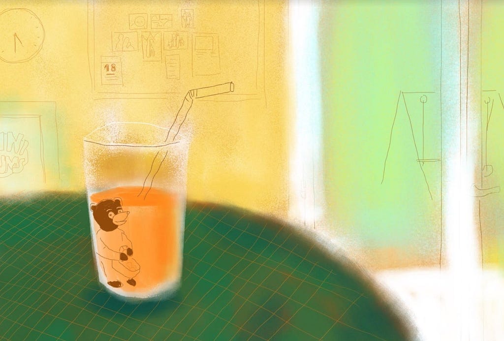 une peinture d’un verre amora petit ours brun de jus d’orange avec une paille. Dans le fond, une télé, horloge, fenetre