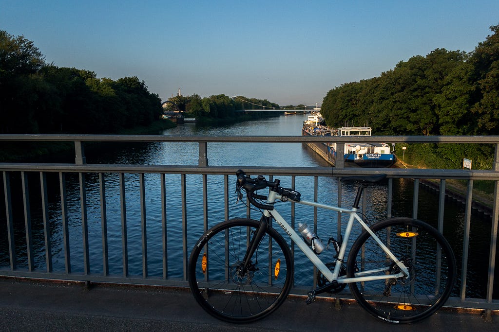 View over the Rhein-Herne canal near the lock Gelsenkirchen — nearly the halfway point of a relaxed 50 km route that guided me through five cities. Gelsenkirchen, Germany, May 28, 2023.