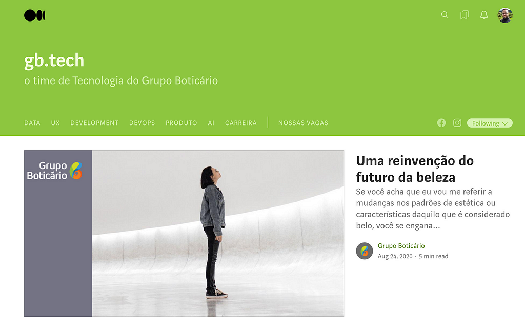 Screenshot da página  web do gbtech no Medium, com um cabeçalho em cor sólida verde, mostrando como título gb.tech o time de Tecnologia do Grupo Boticário, um conjunto de itens de menu e artigos em destaque.