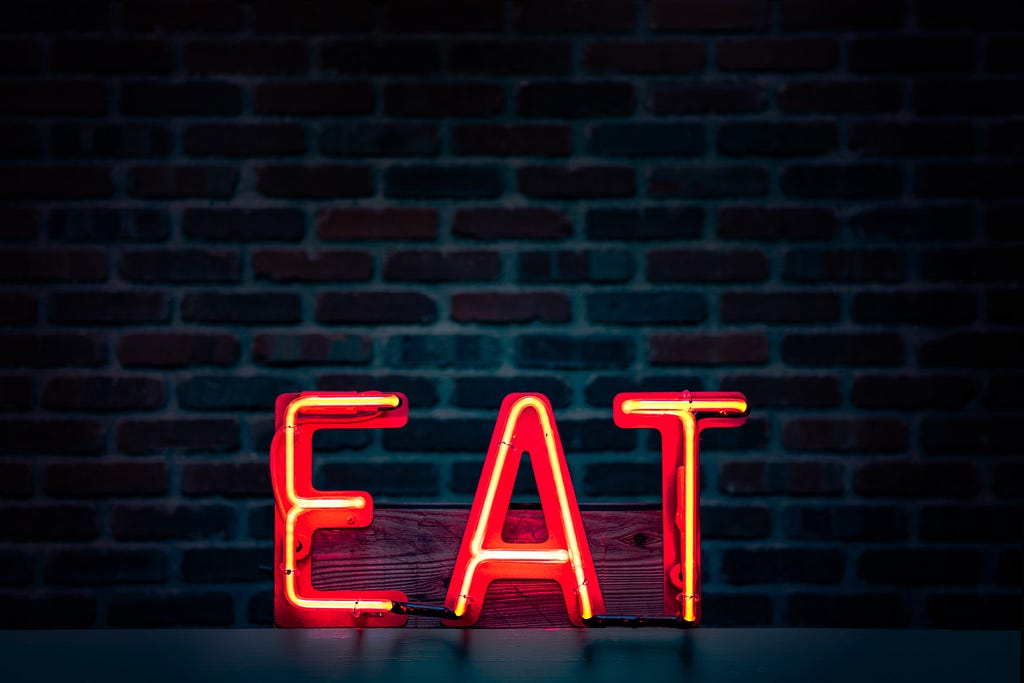 “EAT” | Fonte: Unsplash by Tim Mossholder