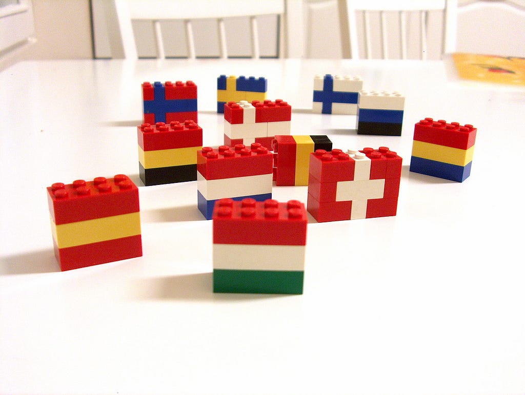Steagurile unor țări din UE, făcute din LEGO.