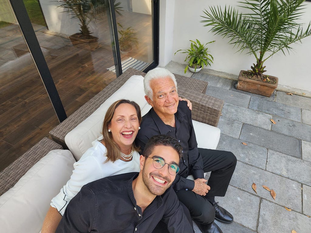 Family of rel estate agency Mizrahi Consultores Inmobiliarios