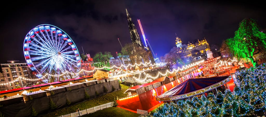 Edinburgh Christmas Markets © Adobe Stock