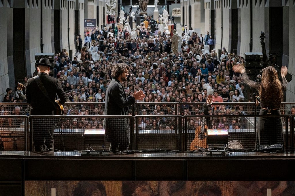 Mannarino’s concert in the central nave of Musée d’Orsay, courtesy Ufficio Stampa Mannarino