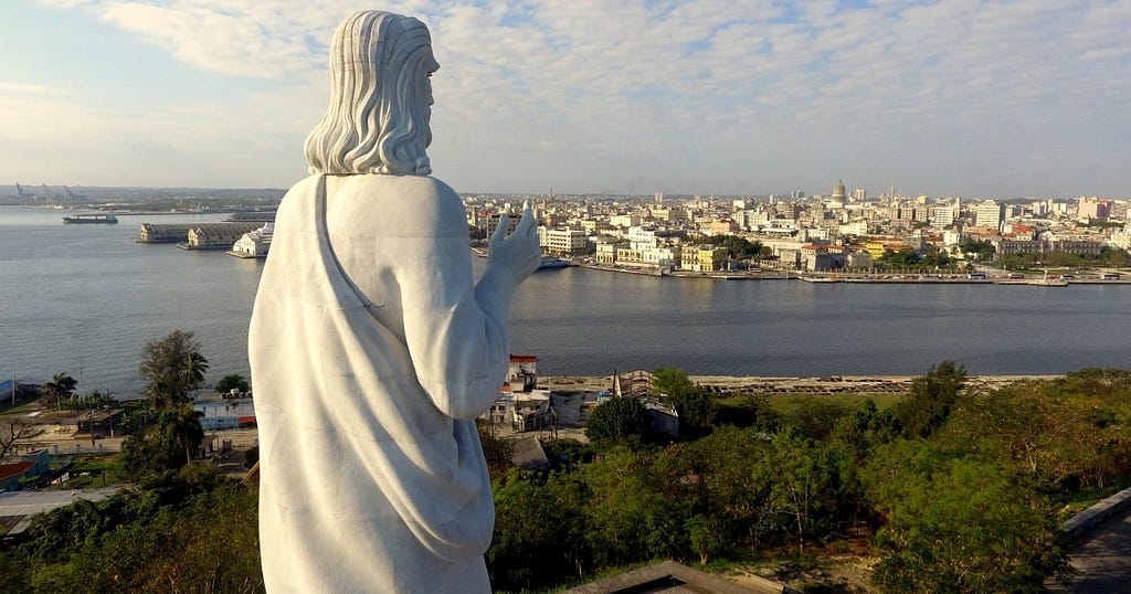 Vista desde atrás del Cristo de la bahía de La Habana.