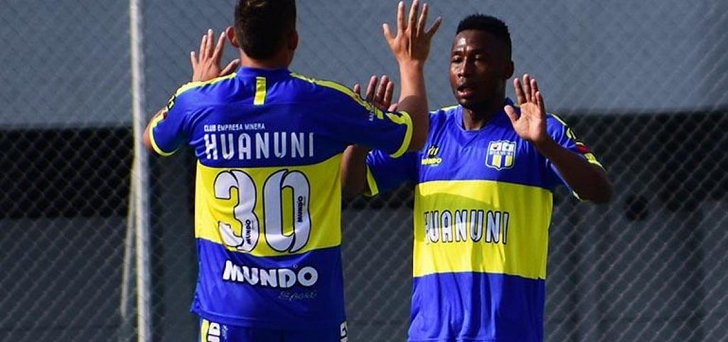 Thabiso Brown comemorando um gol pelo Empresa Minera Huanuni, em jogo disputado pela Copa Símon Bolívar.