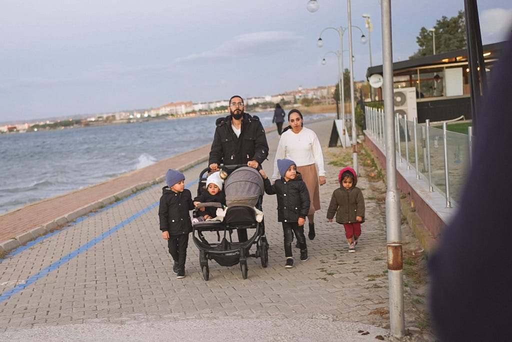 一家人帶著五個小孩在達達尼爾海峽邊散步