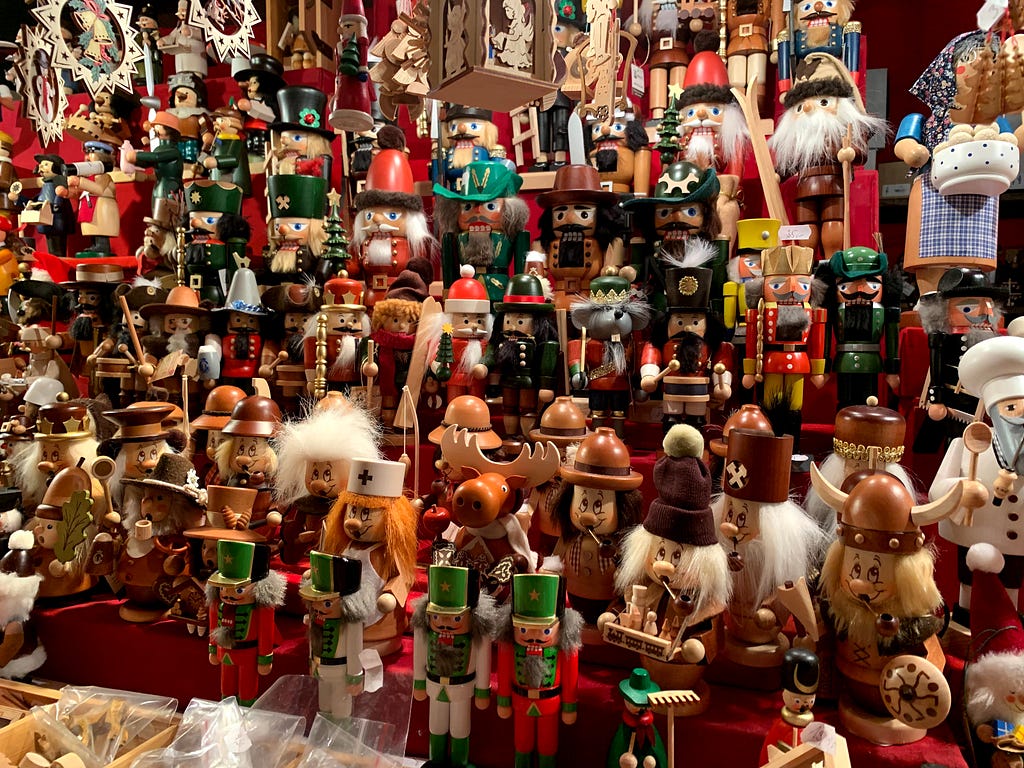 德國聖誕市集特色小物—胡桃鉗（Nussknacker）及薰香木偶（Räuchermännchen）