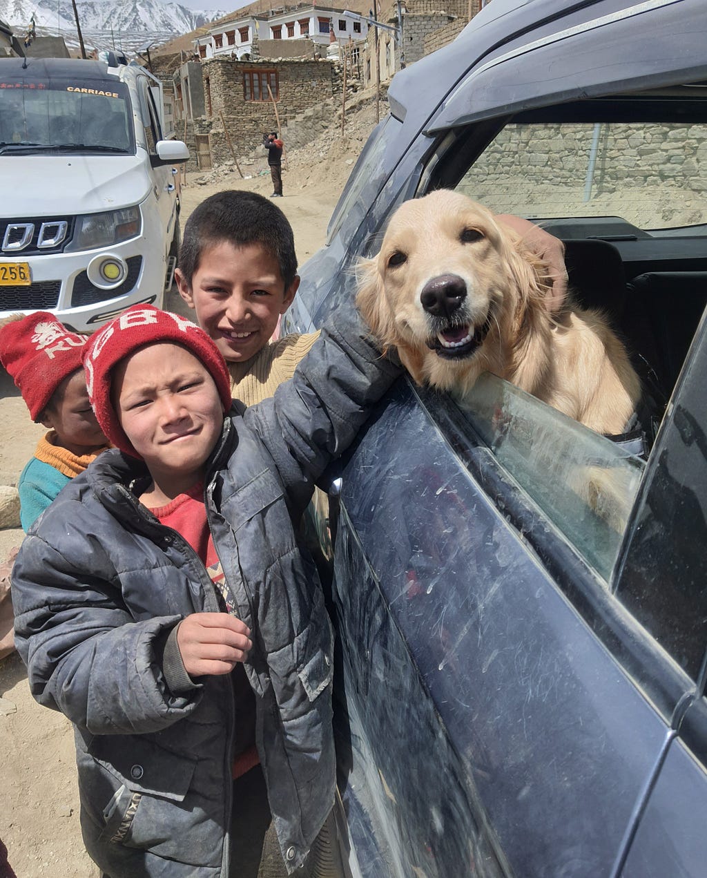 Kids in Tsomoriri Lake, Ladakh, became best friends with Alzu, my golden retriever pup (let us go only after a promise from me to get a new Alzu for them❤️)