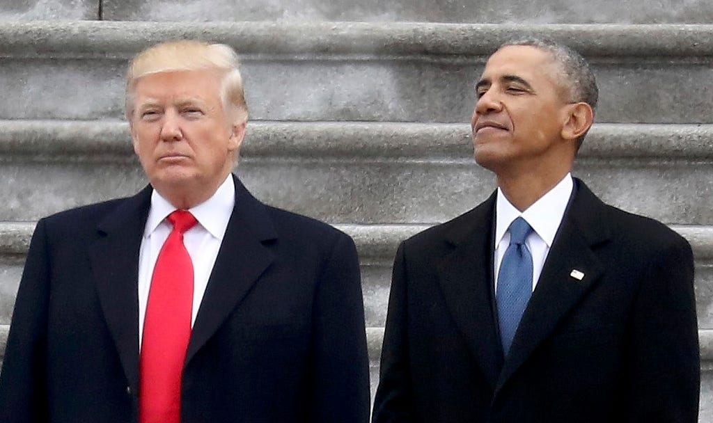 presidente obama ao lado do presidente trump. Obama com a cabeça erguida. trump, olhando fixo para frente.