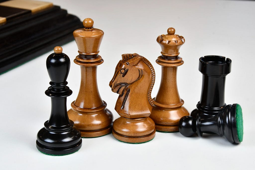 1950 Dubrovnik Chess Set in Ebony and Distressed Antique Boxwood