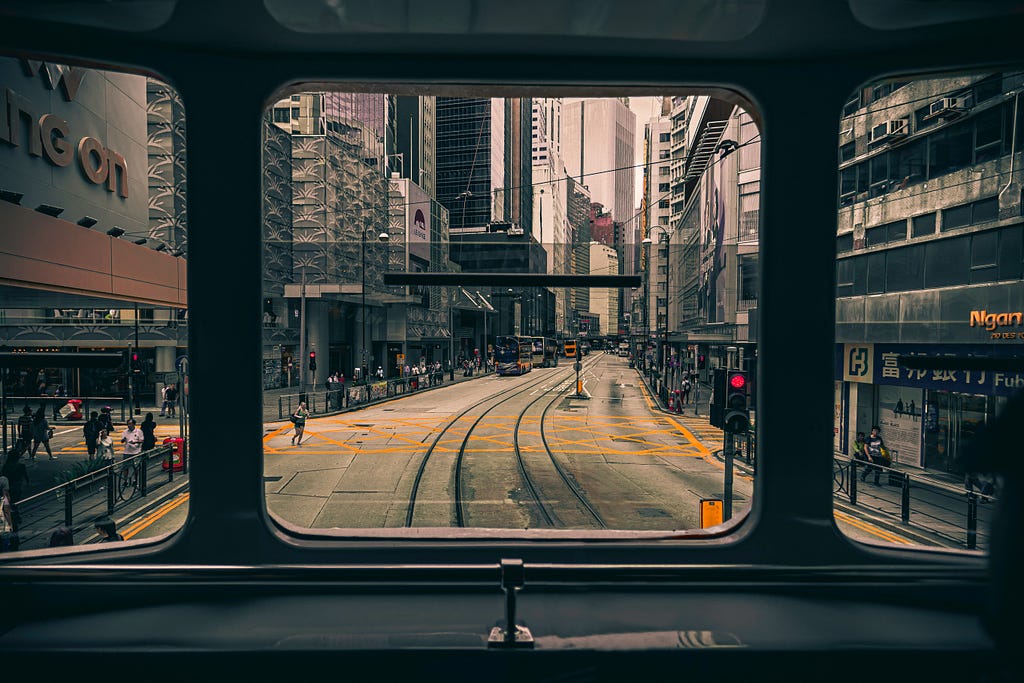 Foto de uma ferrovia na cidade