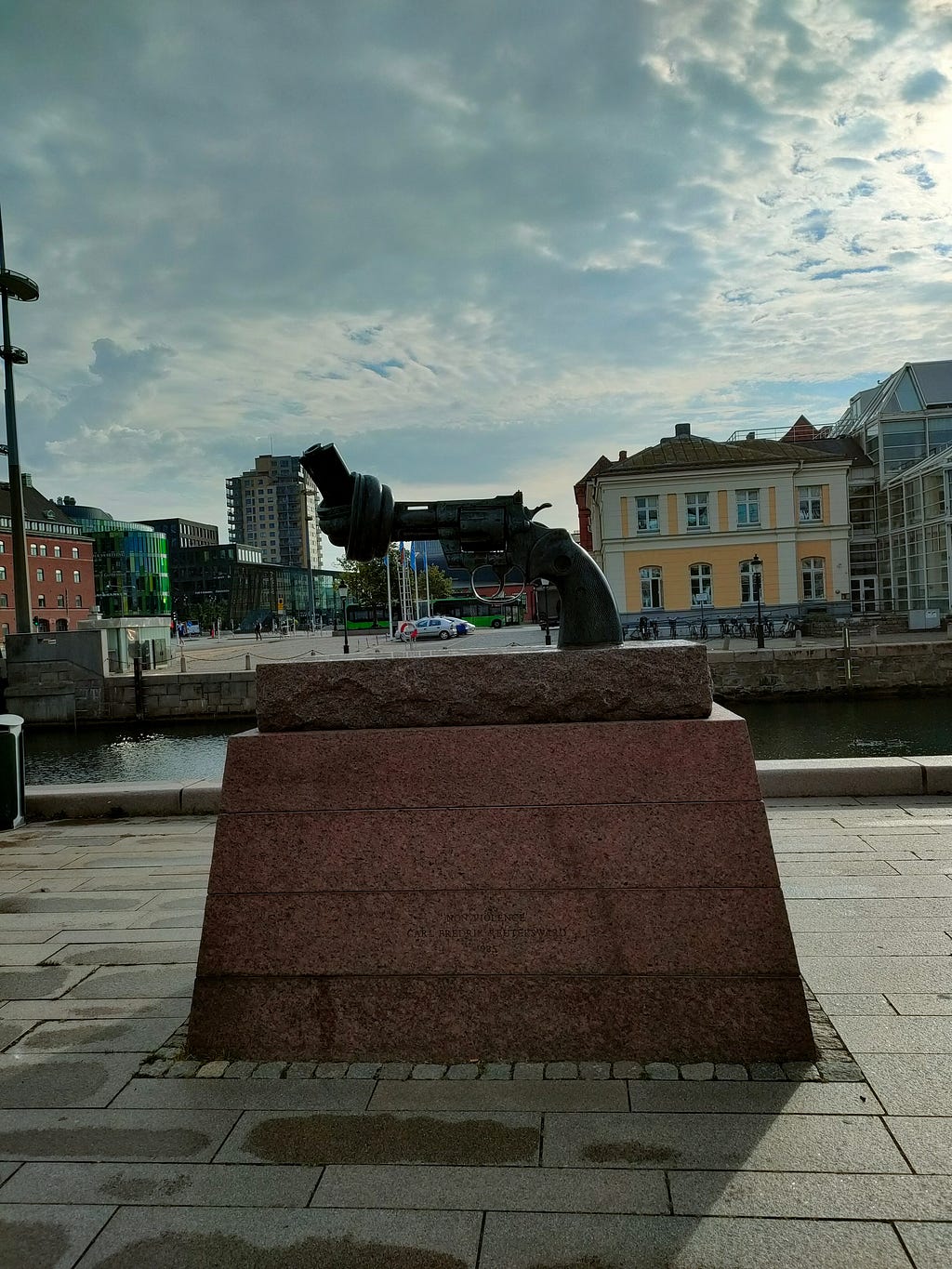 Photograph of the statue ‘The Knotted Gun’ in Malmö