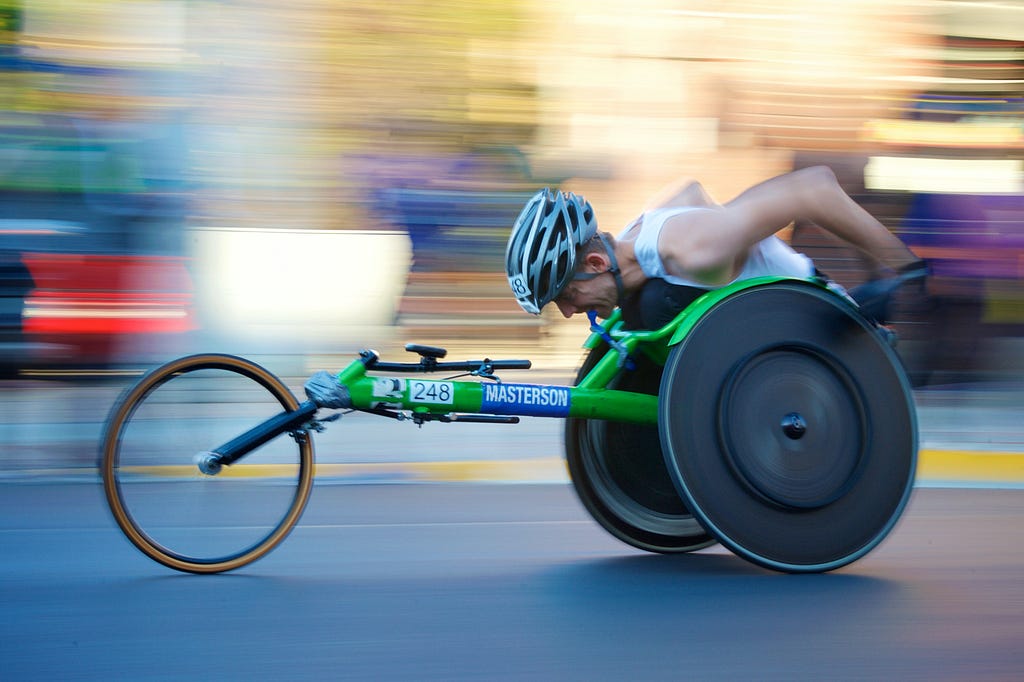 Un sportif handisport en course de fauteuil