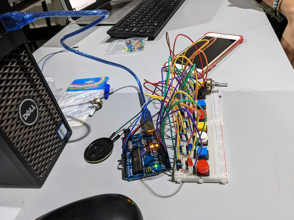 This picture features a multimedia project by one of Aarón’s students, made up of an Arduino microcontroller, a circuit breadboard with five different LEDs, a small speaker, all interconnected with wires.