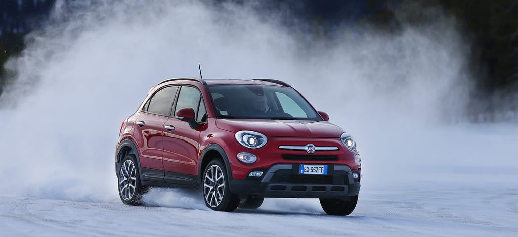 Fiat 500X na neve.