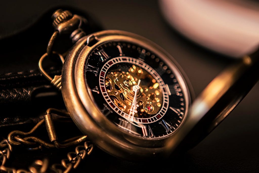 Lucas Santos took this photo of an antique gold pocket watch.