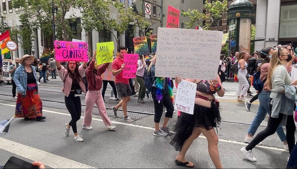 The participants raised the signs “mind your own uterus” and “supreme cunts” at 2022 San Francisco pride parade. 2022舊金山同志大遊行，參與民眾手舉標語，支持墮胎權、反對最高法院。