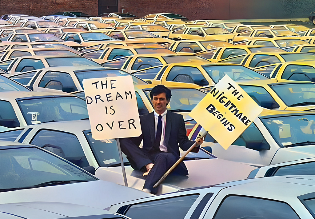 La imagen muestra una gran cantidad de coches DeLorean aparcados juntos, lo que sugiere un stock no vendido. En primer plano, hay una persona con dos carteles; uno dice “THE DREAM IS OVER” y el otro “THE NIGHTMARE BEGINS”, indicando el fin de un período esperanzador y el comienzo de uno desafiante, en relación con la historia de la compañía de coches DeLorean.