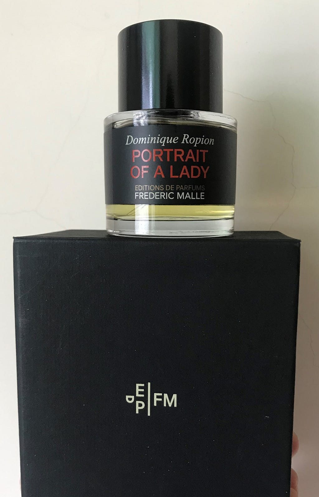 Frederic Malle 現代女性的沙龍香代表之作:Portrait of a lady，高雅美麗卻充滿誘惑力，玫瑰、廣藿香、檀香的完美搭配，挑逗你的感官。一切的神祕感，讓你成為現代女性的代表.