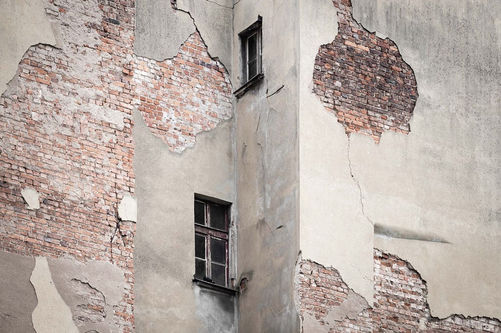 Gray concrete building, image by Paweł Czerwiński