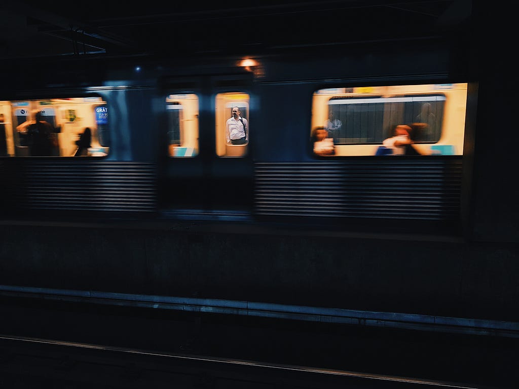 Pessoas dentro do metrô de São Paulo.