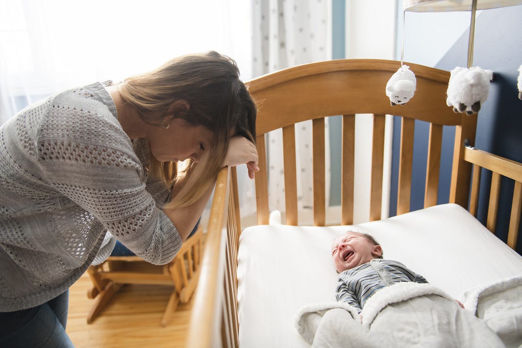 Mãe com depressão e ansiedade com choro do bebê — desafios emocionais da maternidade