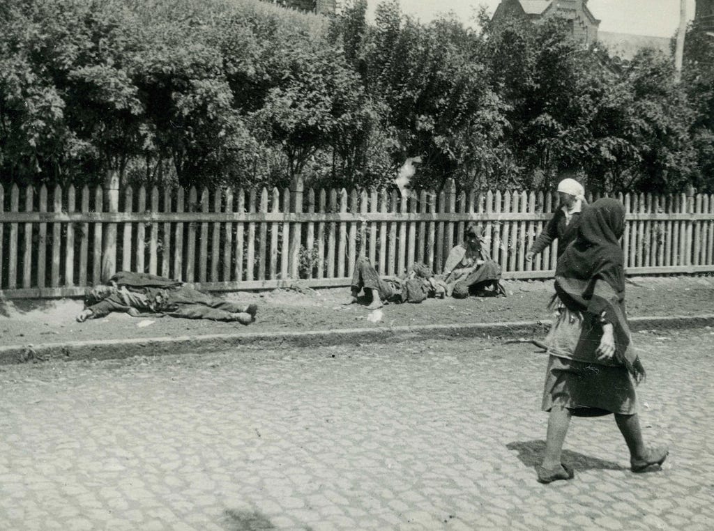 Holodomor. Starved peasants on a street in Kharkiv, 193
