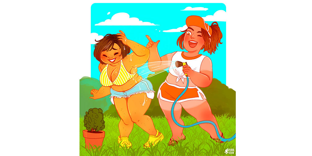 Ilustração de duas pessoas gordas felizes no quintal, uma delas jogando água de mangueira na outra. Estão de short e top. Tem um vaso de planta na grama, no lado inferior esquerdo.