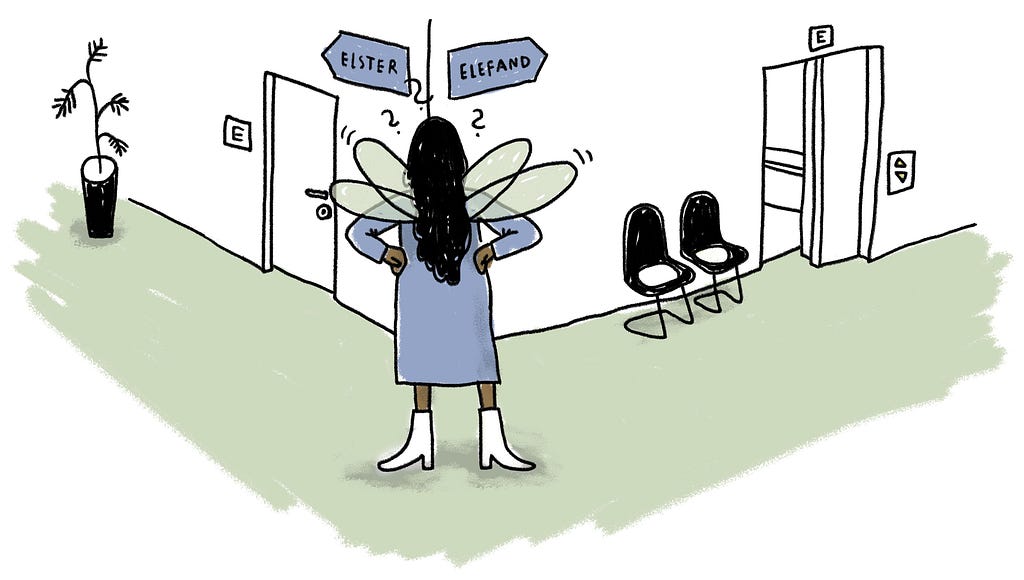 Handgezeichnete Illustration, die eine geflügelte Elfe in einem Büro zeigt — sie steht vor einer beschilderten Ecke, die links zu ›Elster‹ zeigt und rechts zu ›Elefand‹
