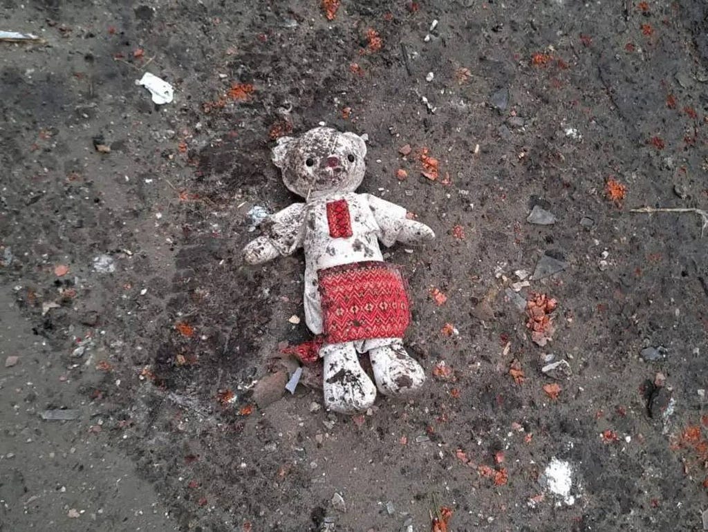 Picture of a cute doll affected by the war in Ukraine.