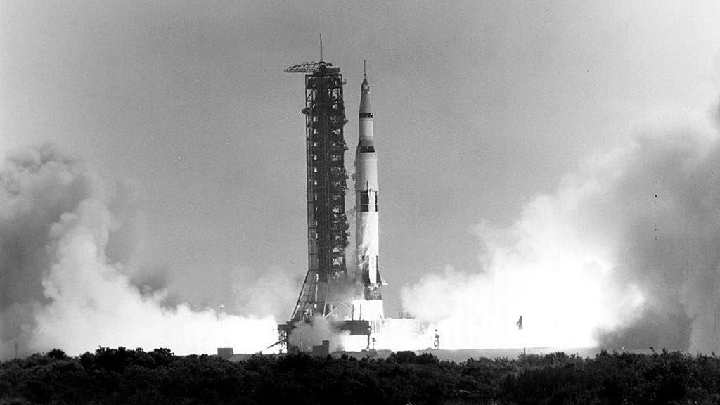 Foguete da NASA Apollo 11 em processo de ignição