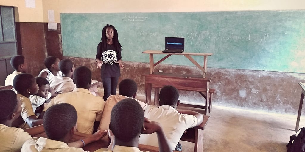 @femCoders15 | Hebath TIDJANI teaching Robotics.