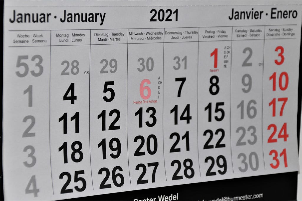 Calendar showing January with multiple languages