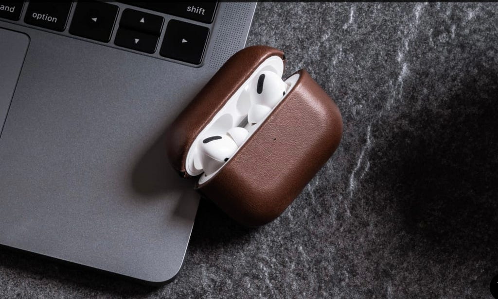 Getting tired of your original Apple accessories or want to try a new one? Here are 8 cool non-standard Apple accessories you should take a look at They are classy, minimal, and functional. The cherry on top is they cost as much or less than your original Apple accessories.