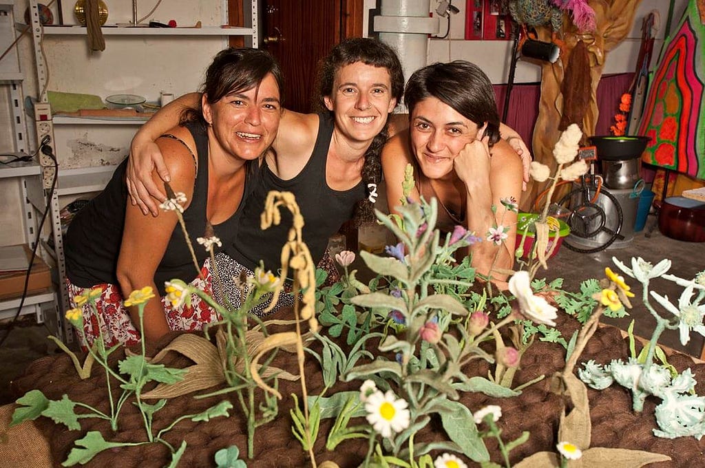 The three Laneras (“woolworkers”).