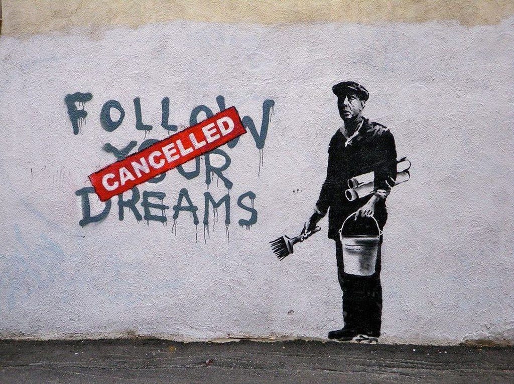 grafite banksy homem e mensagem follow your dreams cancelled