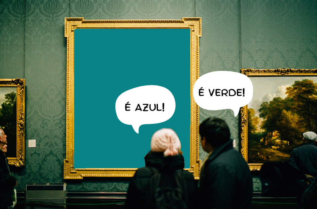Uma mulher e um homem olhando para um quadro num galeria de arte. O quadro possui uma cor sólida num tom entre um verde e um azul. Há um balão de fala na mulher escrito “É azul!” e outro no homem escrito “É verde!”.