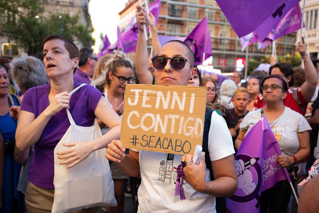 Protesters in purple supporting Jenni Hermoso.
