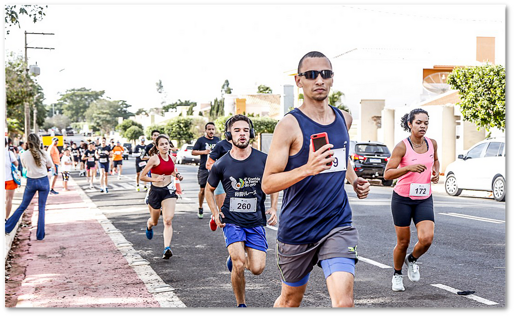 Uma corrida de rua com homens e mulheres correndo.