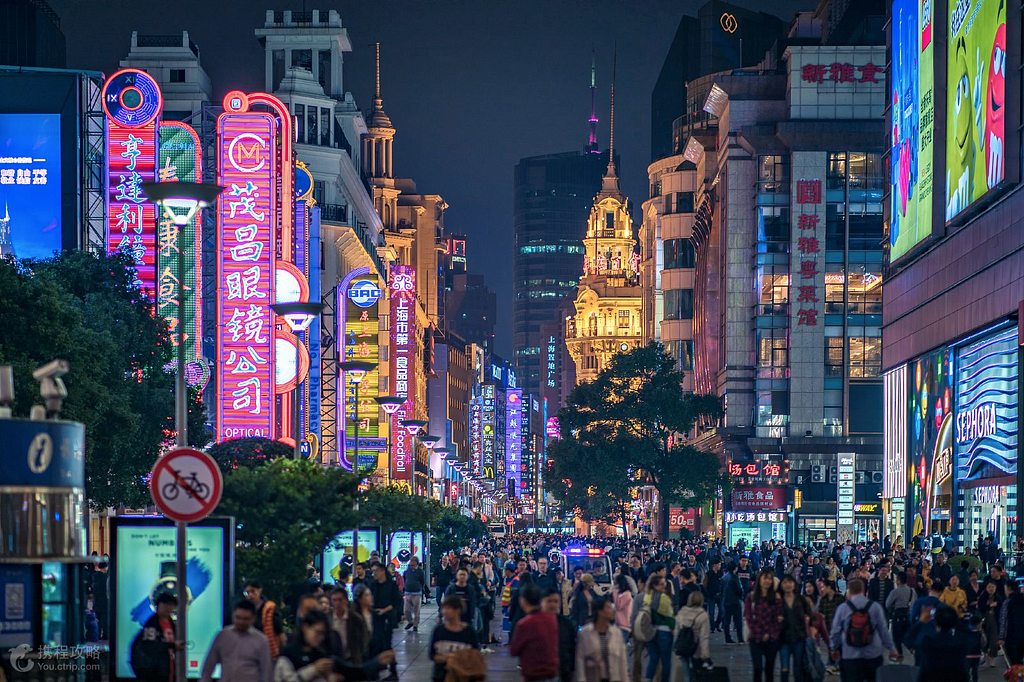 Crowded Nanjing street in Shanghai, China