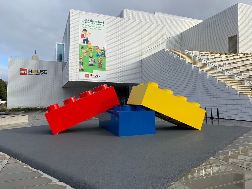 View of the outside of The LEGO House, white brick walls and three oversized LEGO bricks